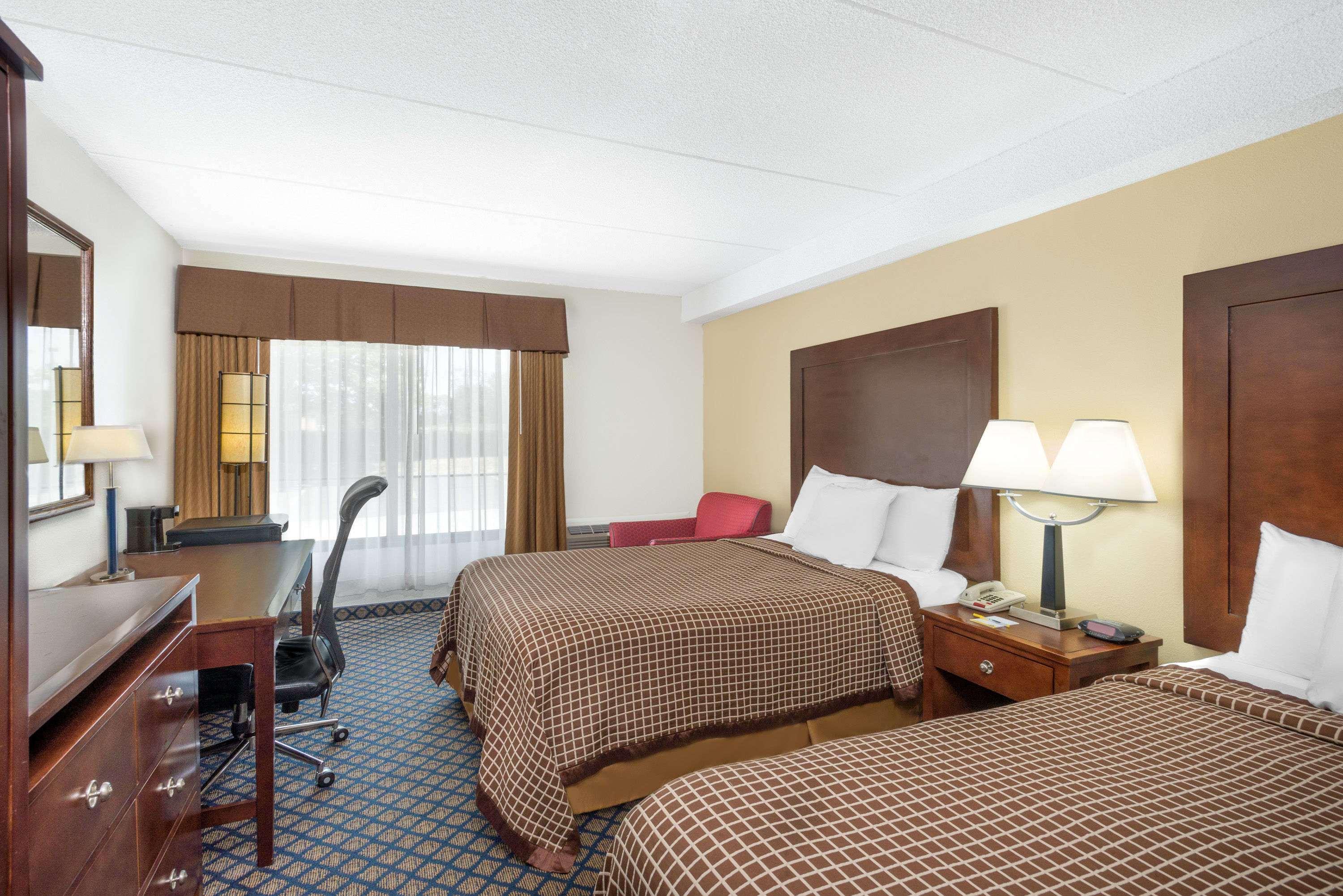 Days Inn By Wyndham Geneva/Finger Lakes Экстерьер фото