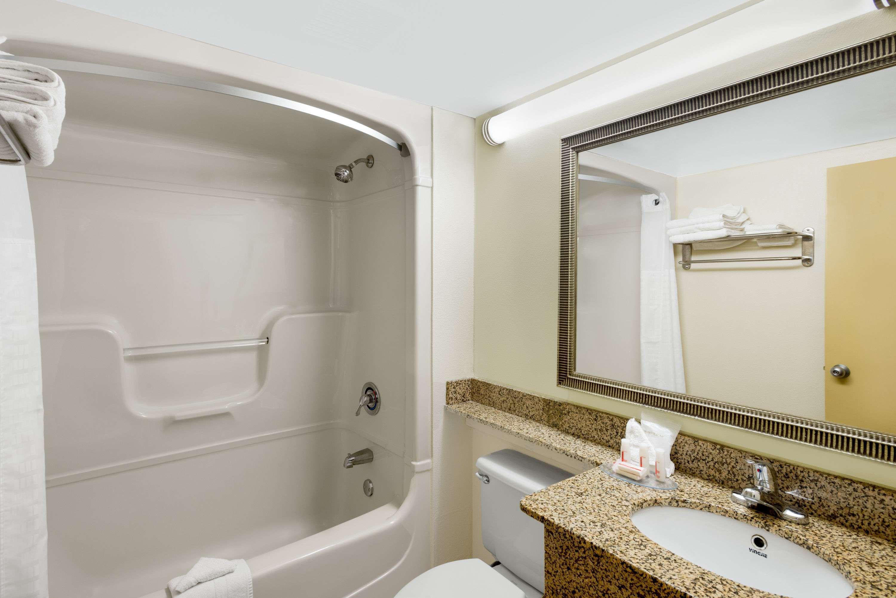 Days Inn By Wyndham Geneva/Finger Lakes Экстерьер фото
