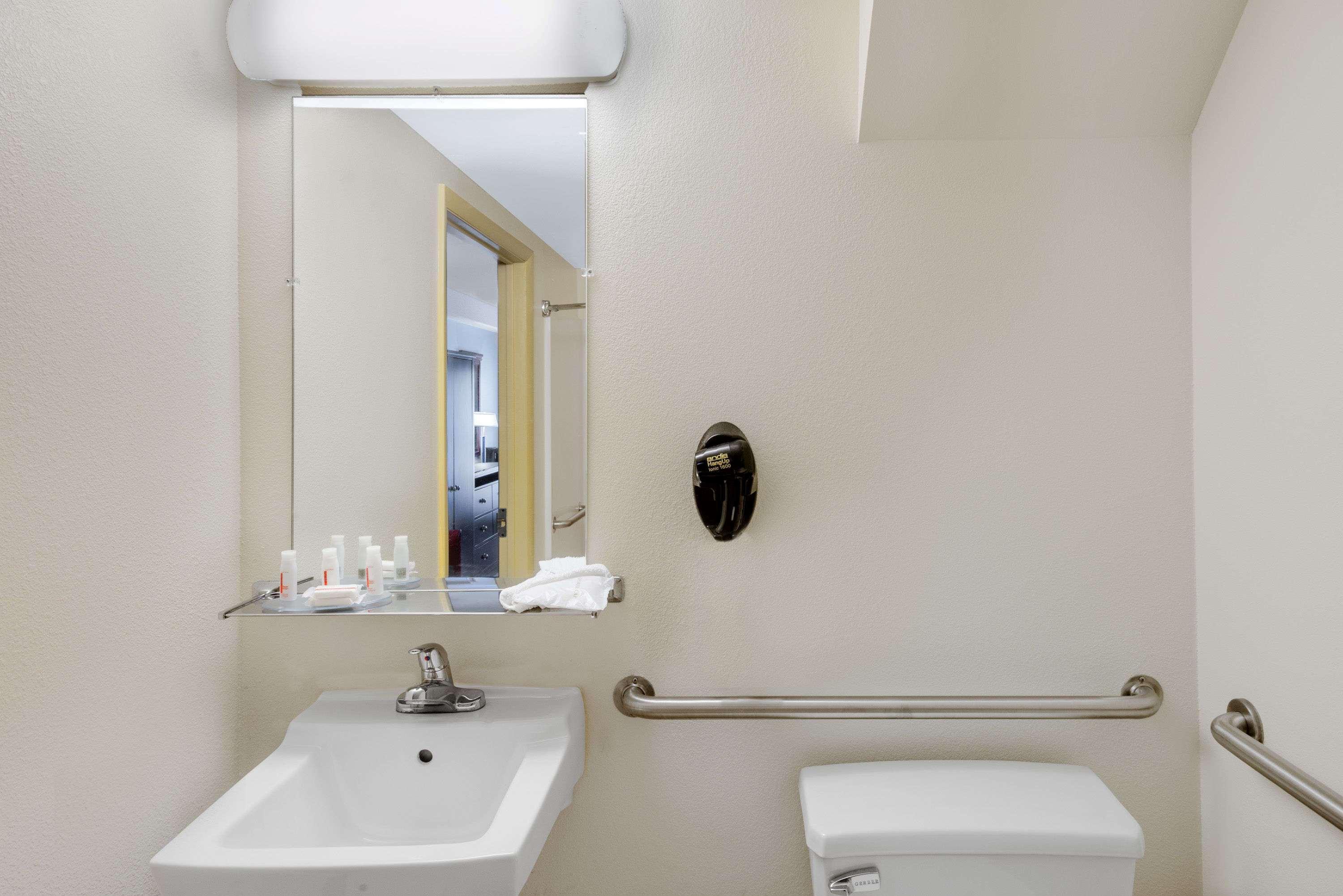 Days Inn By Wyndham Geneva/Finger Lakes Экстерьер фото